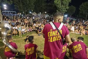 La charanga El Conejo de la Loles volvió a llenar la piscina de verano en los Viernes a la Luna en Azuqueca