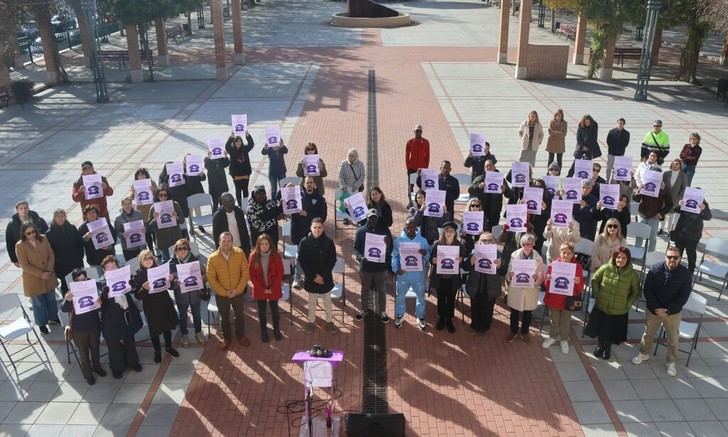Homenaje emotivo a víctimas de violencia de género en Cabanillas por el 25N