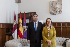 La alcaldesa de Guadalajara recibe al Cónsul de Rumanía en una reunión de trabajo institucional