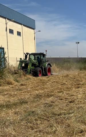 El Ayuntamiento de Azuqueca acomete el desbroce y la limpieza de ocho parcelas privadas para evitar el riesgo de incendio