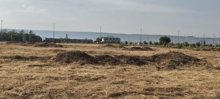 El Ayuntamiento de Azuqueca desbroza parcelas privadas para reducir el riesgo de incendios