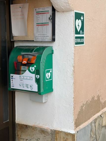 Las ayudas Leader de FADETA facilitan la instalación de 30 desfibriladores en pueblos de la comarca