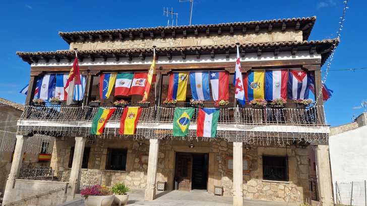 Almonacid de Zorita celebra el Día de la Hispanidad con banderas de España e Hispanoamérica