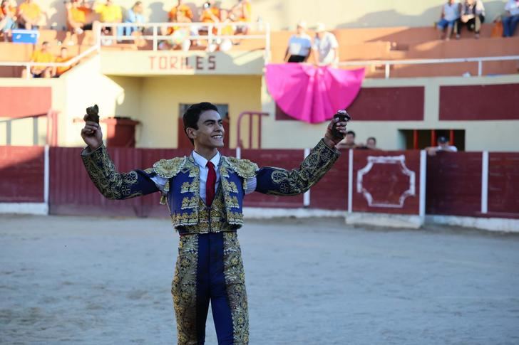 Salida a hombros en Almonacid de Garibay, Robledo, Arias Samper y el ganadero de Dehesa de Guadarrama