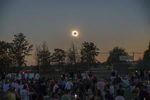 Más de 5.000 personas siguieron el eclipse solar total desde el complejo San Miguel de Azuqueca