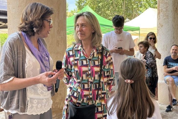 Las encajeras de bolillos llenan de color los jardines del Infantado