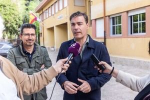 El Ayuntamiento inicia la pintura del CEIP Pedro San Vázquez como parte de su plan de mejora escolar