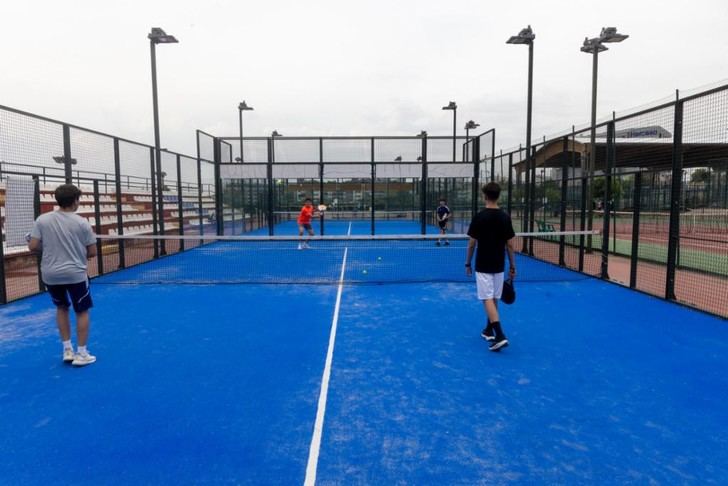 Guadalajara moderniza el césped de 9 pistas de pádel con tecnología avanzada