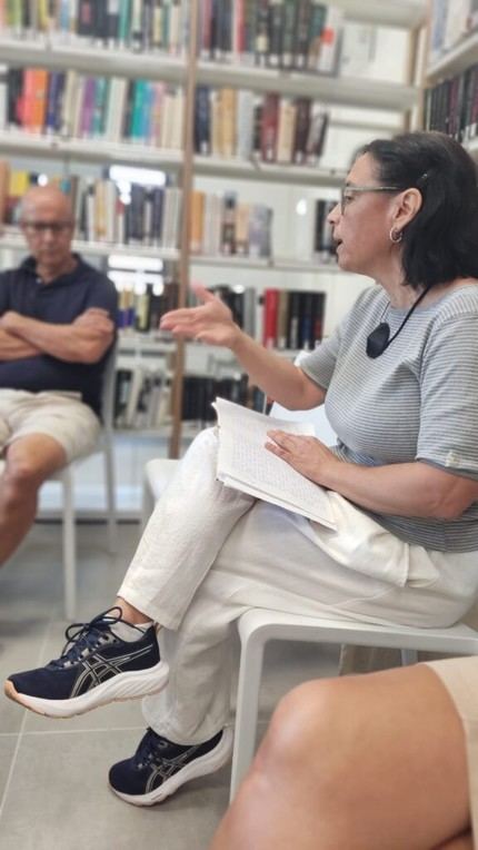 El Club de Lectura de Quer inicia con éxito su primera sesión y doce participantes