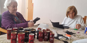 Mayores de El Casar preparan manualidades para el concurso de decoración de Halloween