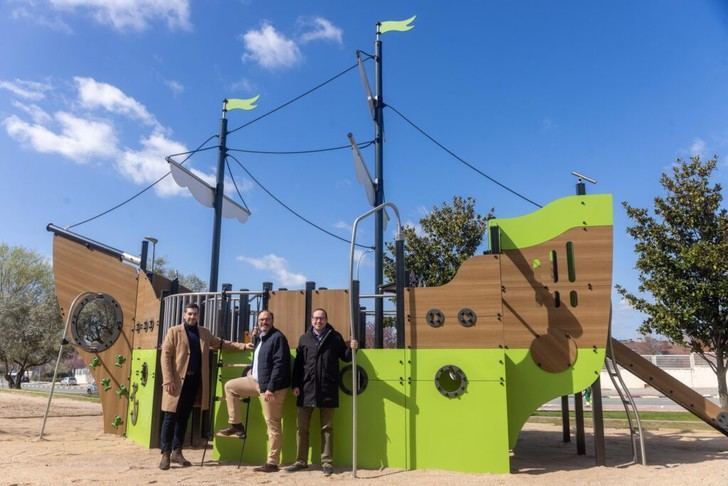 Inauguran nueva zona de juegos en el Parque de la Sanchica con barco pirata y columpios inclusivos