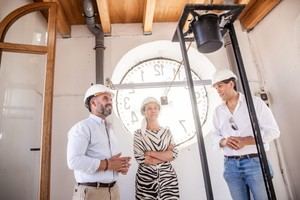 El reloj del Ayuntamiento de Guadalajara reanuda su funcionamiento tras la restauración de su campanario