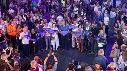 Guadalajara enciende sus Ferias y Fiestas entre miles de vecinos y reparte 3.500 pañuelos morados