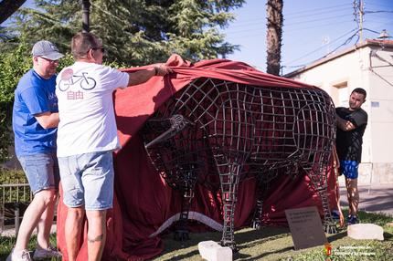 Yunquera inagura una nueva escultura en forma de toro
