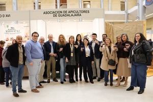Representantes del PP de Guadalajara apoyan con su presencia la Feria Apícola de Pastrana