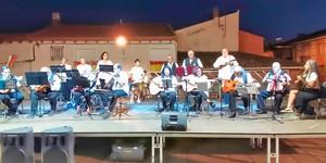 La música tradicional anima las fiestas de El Casar con la Rondalla y 'La Picota'
