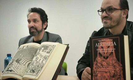 Presentación humorística de un libro filosófico en la Biblioteca León Gil