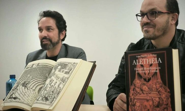 Presentación humorística de un libro filosófico en la Biblioteca León Gil