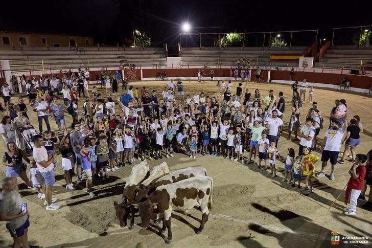 Multitudinaria celebración de la tradicional Bajada del Moral con mini bueyes, organizada por la Peña Taurina la Cartuja de Fontanar