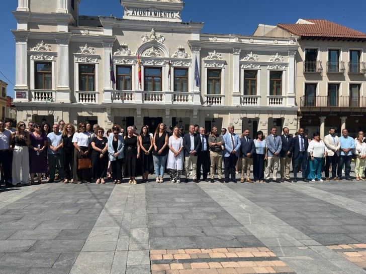 Guadalajara rinde homenaje a víctima de violencia de género con un minuto de silencio