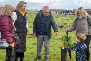 La alcaldesa de Guadalajara, Ana Guarinos, participa en la plantación de árboles en la finca de Castillejos con la actividad 