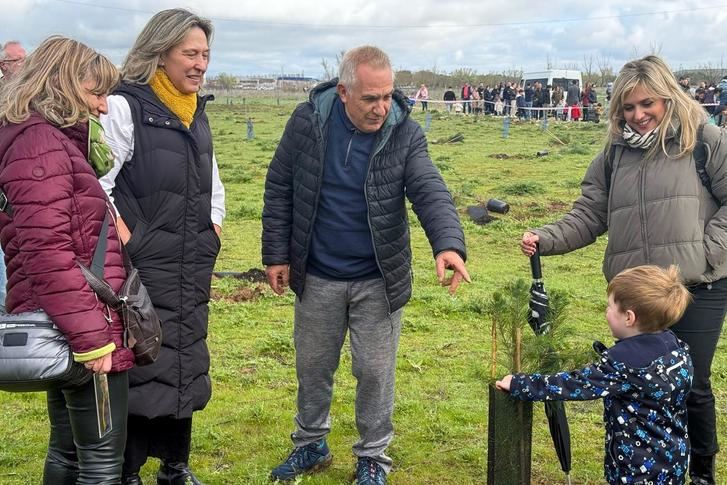 La alcaldesa de Guadalajara, Ana Guarinos, participa en la plantación de árboles en la finca de Castillejos con la actividad 