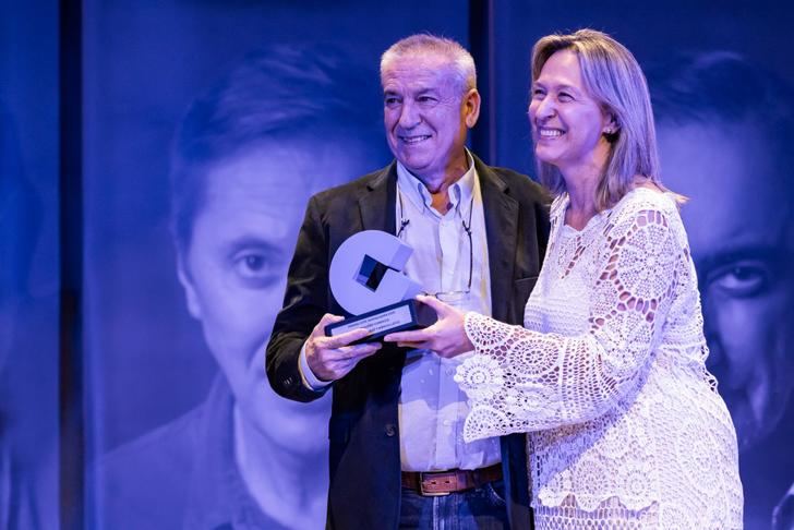 La alcaldesa de Guadalajara entrega el premio al pequeño comercio local en los Premios Cope 2025