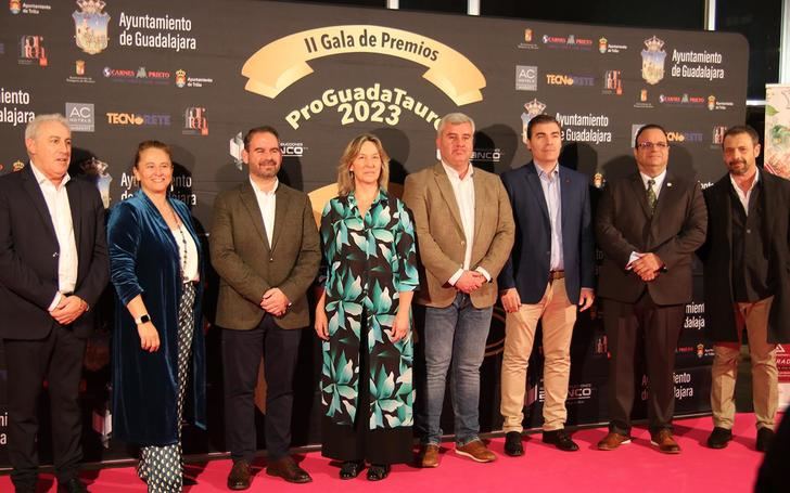 Ana Guarinos entrega el premio Capote ProGuadaTauro a Víctor Hernández