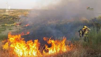 El incendio de Hinojosas arrasa 600 hectáreas y mantiene confinados a vecinos de ese pueblo y Cabezarrubias