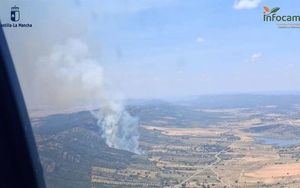 Tres medios aéreos y nueve terrestres combaten un incendio en Brazatortas que alcanza el Nivel 1