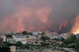 El incendio de La Mierla está atravesando cortafuegos de hasta 40 metros y sigue lejos de estar controlado