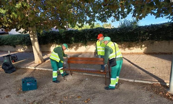 Nuevos bancos y papeleras mejoran los parques del Campo de Golf