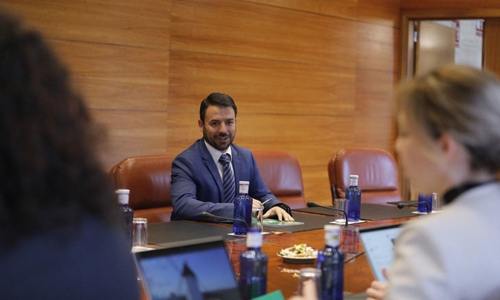 Page sigue mintiendo a todos. Mientras presume de oponerse públicamente al reparto de inmigrantes ilegales, la Junta los acoge en silencio en centros, hoteles y casas rurales repartidos por toda Castilla-La Mancha