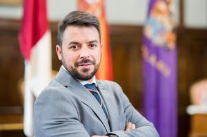 Iván Sánchez : Mientras Page oculta el número de inmigrantes ilegales que viven en hoteles de Castilla La Mancha, el Gobierno obliga a recabar los datos de los turistas