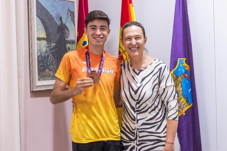 Jaime Migallón es recibido por la alcaldesa de Guadalajara tras su medalla de bronce en el Europeo