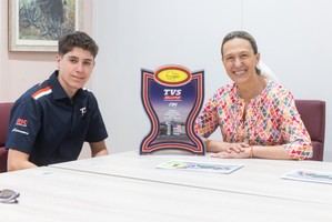 Luis Miguel López, joven talento del motociclismo, es recibido por la alcaldesa de Guadalajara