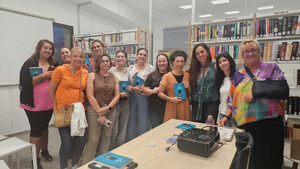 Unas 25 personas asisten en Quer a la presentación del libro de Marta Dongil