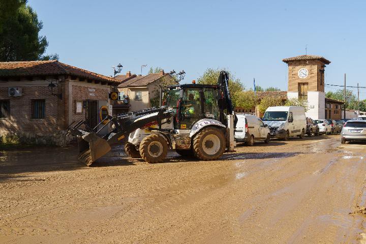 Brigadas de la Diputación trabajan en la limpieza de calles afectadas por tormentas en Valdeaveruelo y Torrejón del Rey