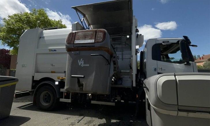 La Mancomunidad Vega del Henares estrena dos camiones para limpiar contenedores