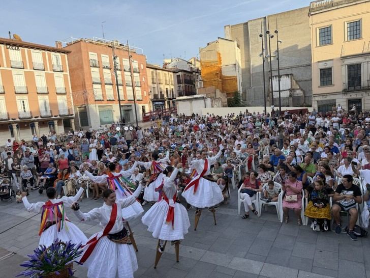 Guadalajara celebra el II Festival Nacional de Folclore en la Plaza Mayor