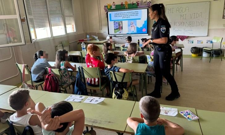 Policía Local imparte charlas sobre seguridad acuática en campamento de verano