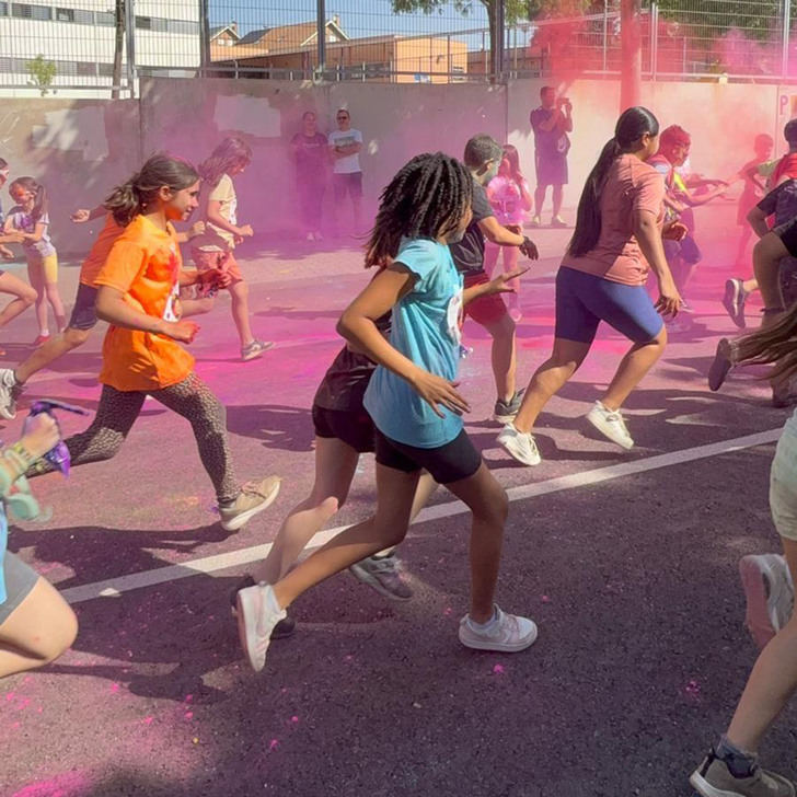 Más de 400 escolares de La Senda, en la Carrera Holi contra la ELA en Cabanillas