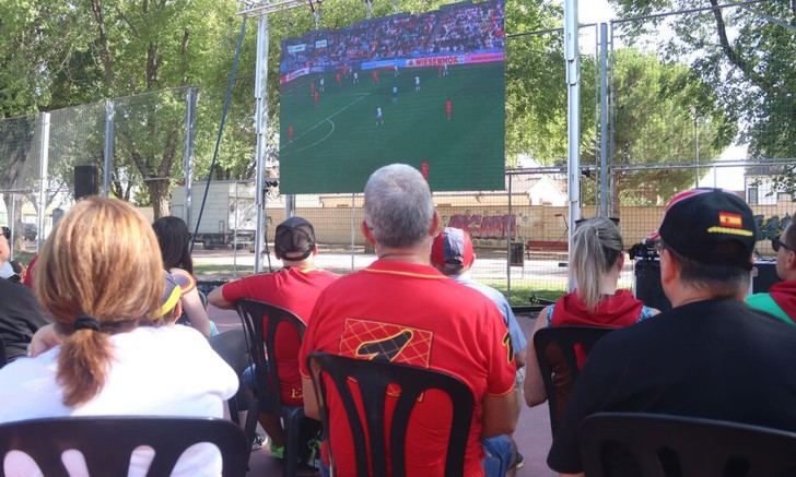 Fútbol y toros, entretenimiento en la última tarde de fiestas