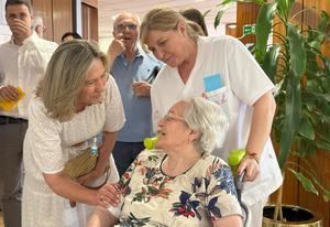 La alcaldesa de Guadalajara felicita a los trabajadores y usuarios de Los Olmos en el 50 aniversario de esta residencia