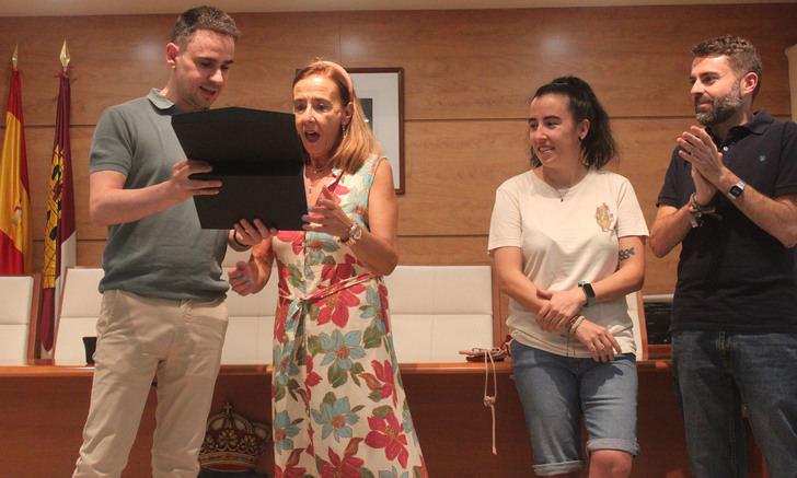 Homenaje a la funcionaria Lourdes Caballero, histórica conserje del Colegio San Blas, en su jubilación