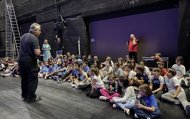 Los más jóvenes disfrutan de una noche mágica en el Teatro Buero Vallejo gracias al Consejo de la Infancia