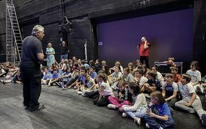 Los más jóvenes disfrutan de una noche mágica en el Teatro Buero Vallejo gracias al Consejo de la Infancia