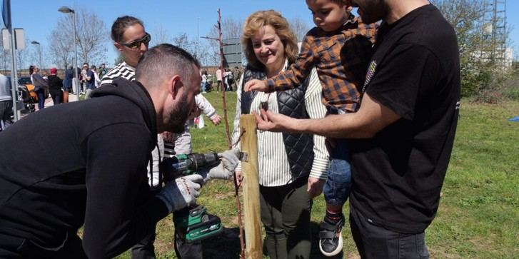 Más de 60 niños plantan árboles con su nombre en Alovera