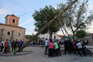 Fuentenovilla alza a pulso un mayo de 23 metros y más de 2000 kilos