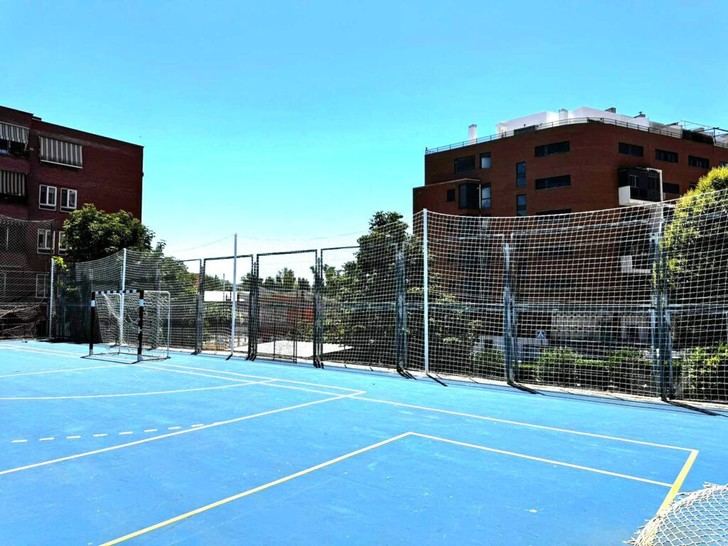 Nueva red de protección en la pista polideportiva del Barrio de los Manantiales